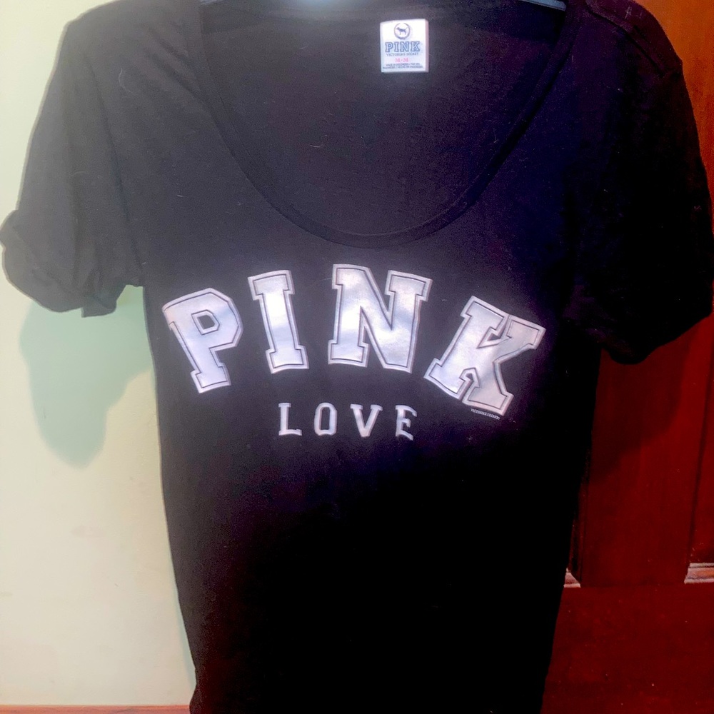 VS  Pink logo shirt
